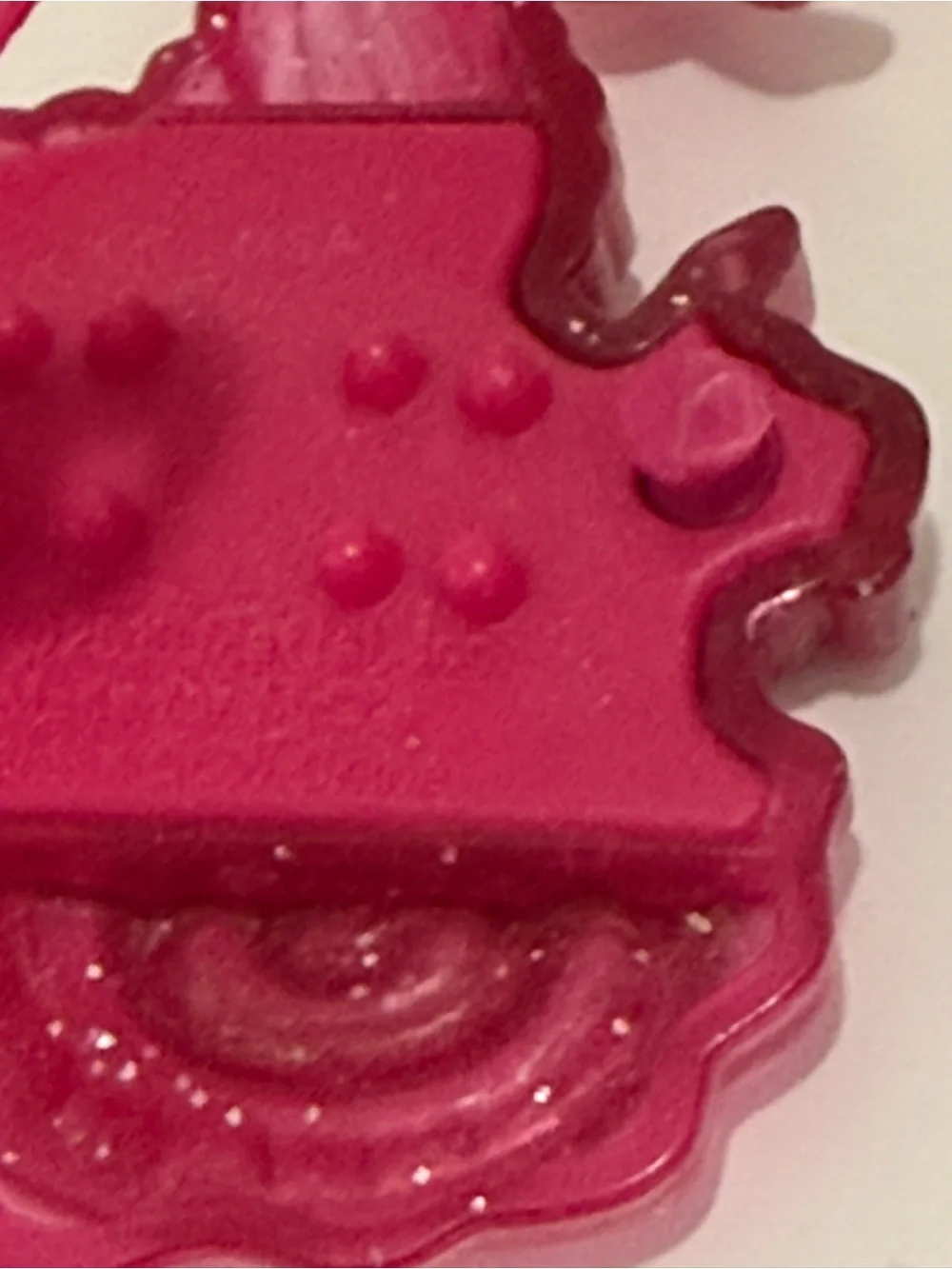 Barbie 2010 metallic / sparkly magenta seahorse hairclip (read)